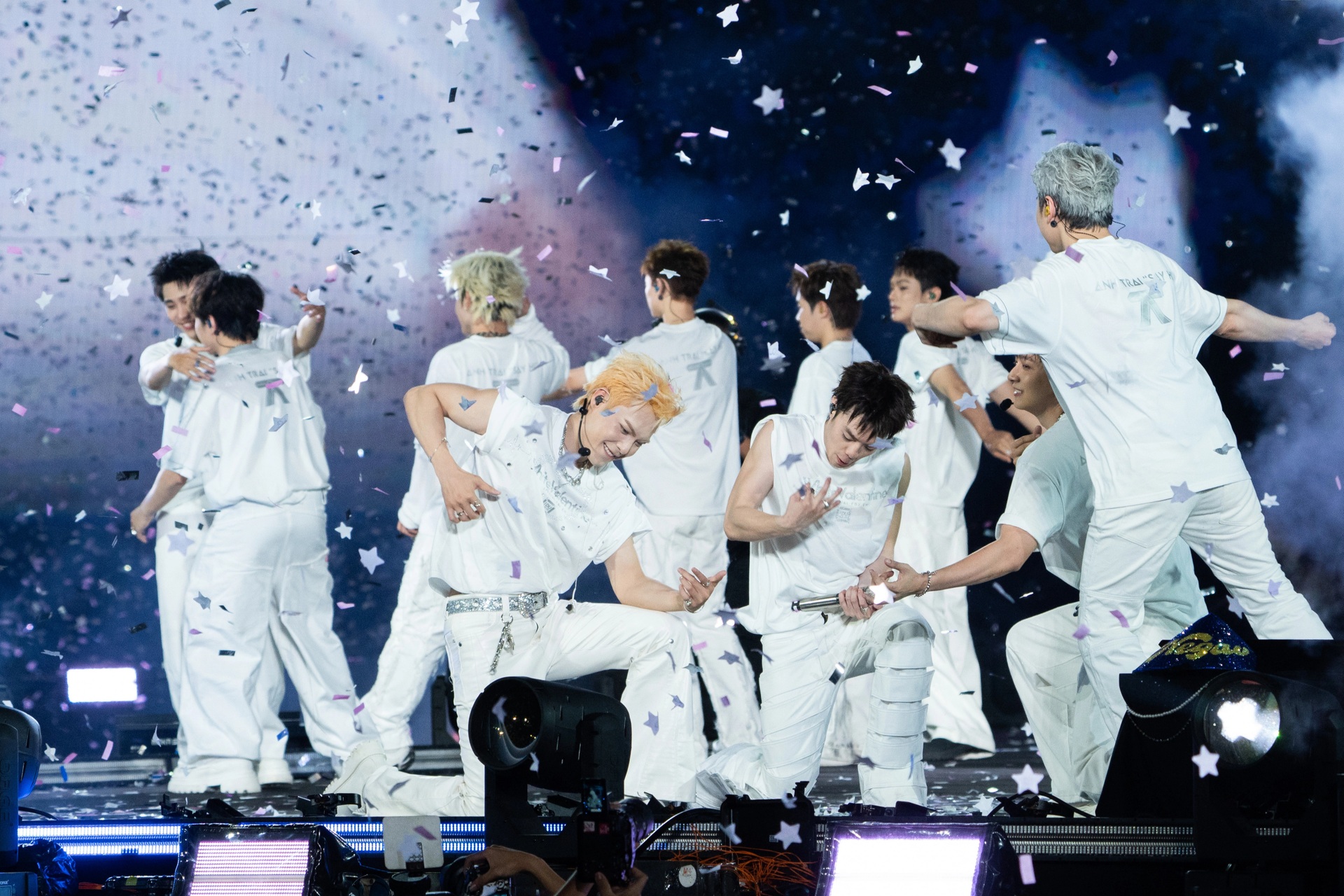 Các “anh trai say hi” khoe cơ bụng 6 múi trong đêm nhạc bùng nổ ở Hà Nội - 3