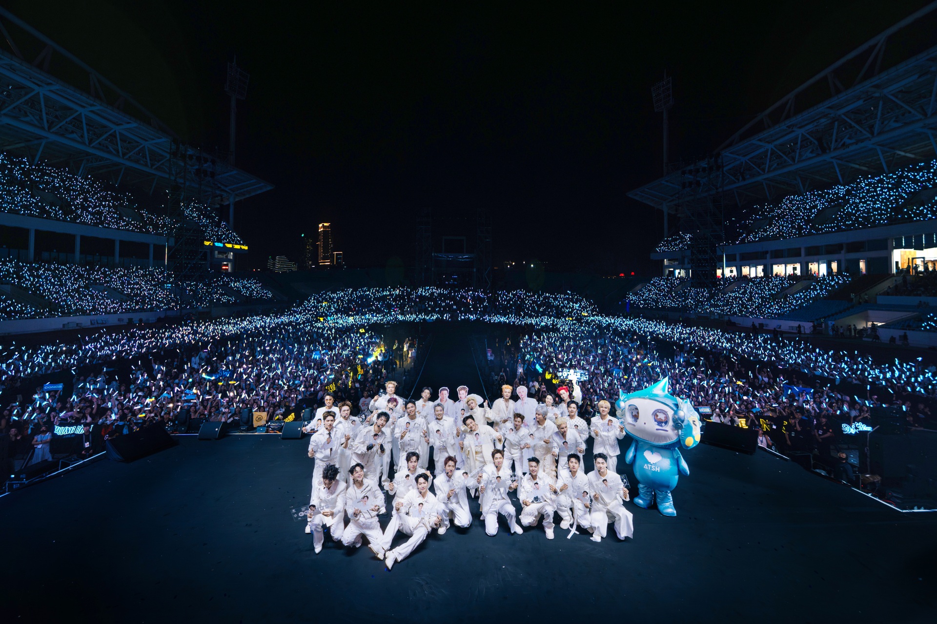 Các “anh trai say hi” khoe cơ bụng 6 múi trong đêm nhạc bùng nổ ở Hà Nội - 4