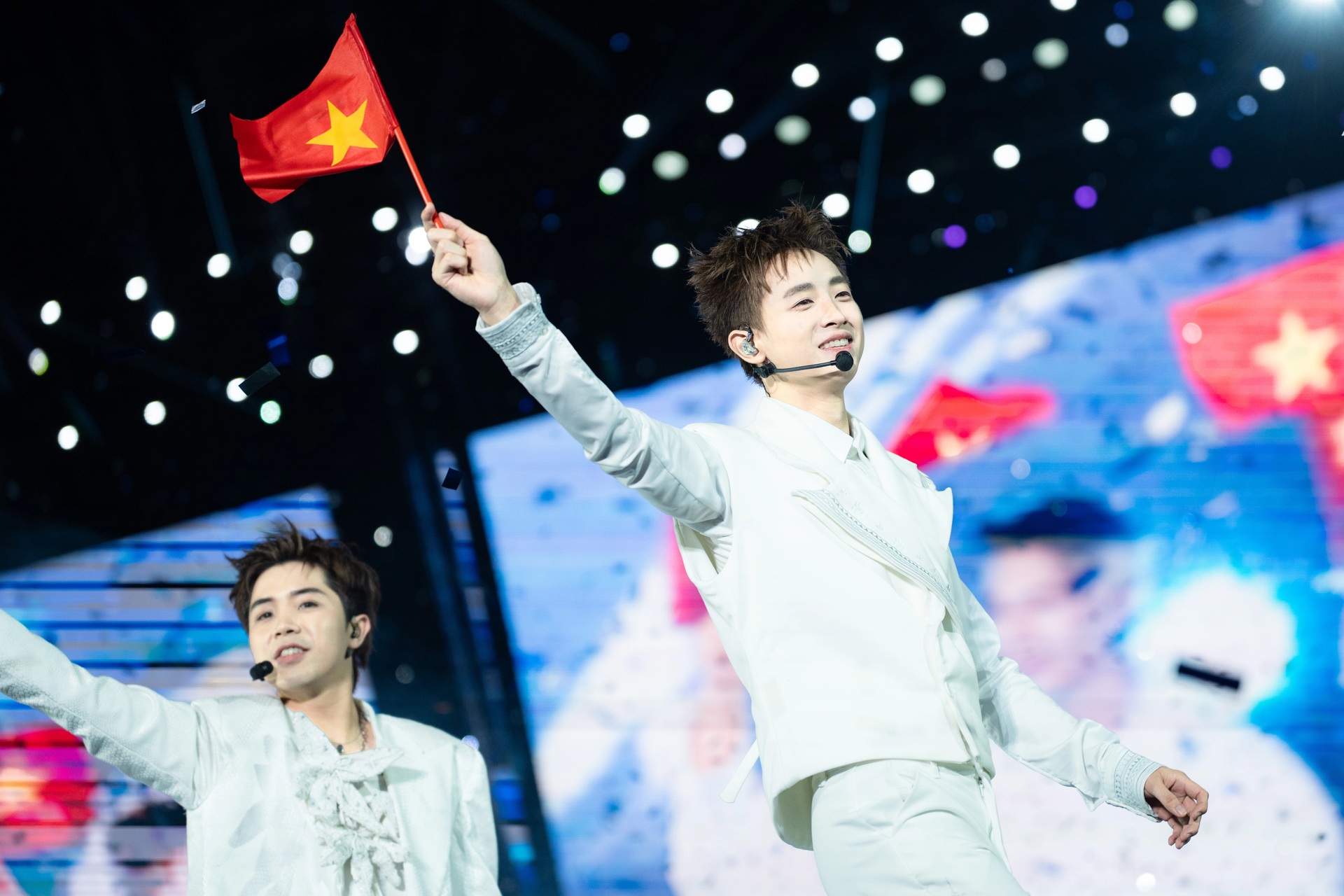 Các “anh trai say hi” khoe cơ bụng 6 múi trong đêm nhạc bùng nổ ở Hà Nội - 5