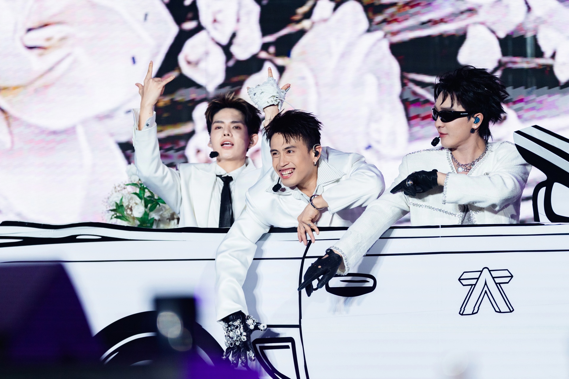 Các “anh trai say hi” khoe cơ bụng 6 múi trong đêm nhạc bùng nổ ở Hà Nội - 6