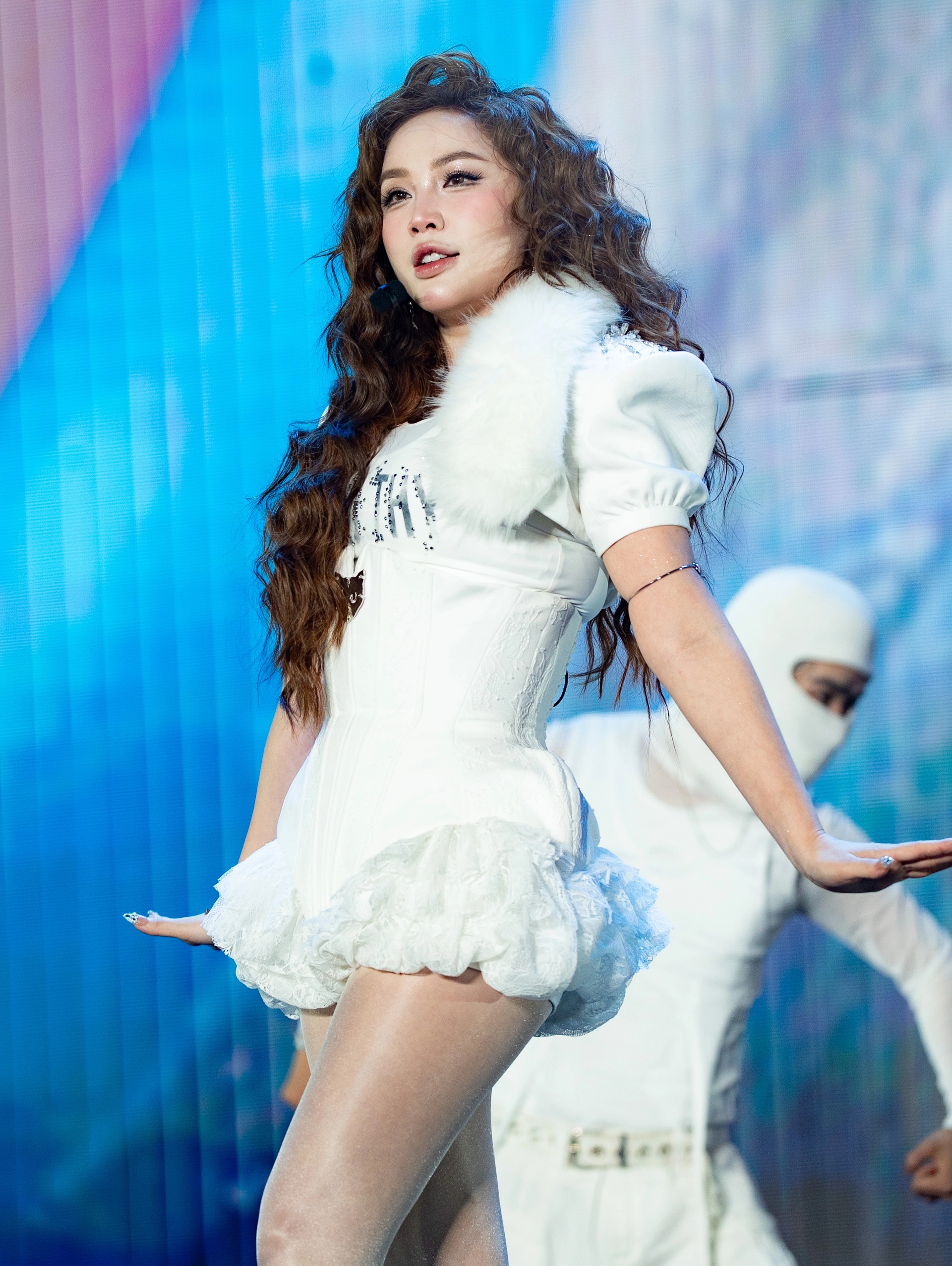 Các “anh trai say hi” khoe cơ bụng 6 múi trong đêm nhạc bùng nổ ở Hà Nội - 8