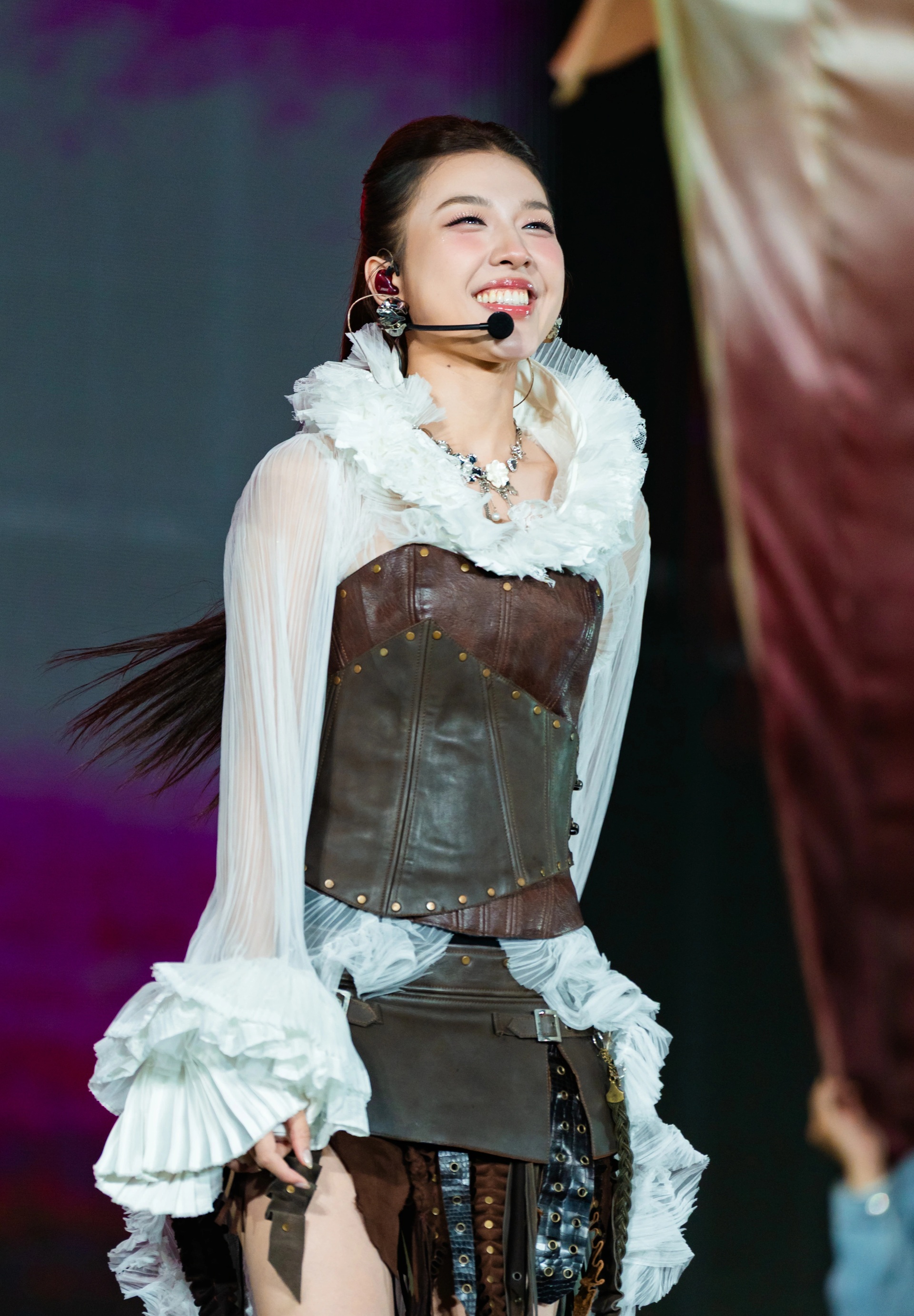 Các “anh trai say hi” khoe cơ bụng 6 múi trong đêm nhạc bùng nổ ở Hà Nội - 9