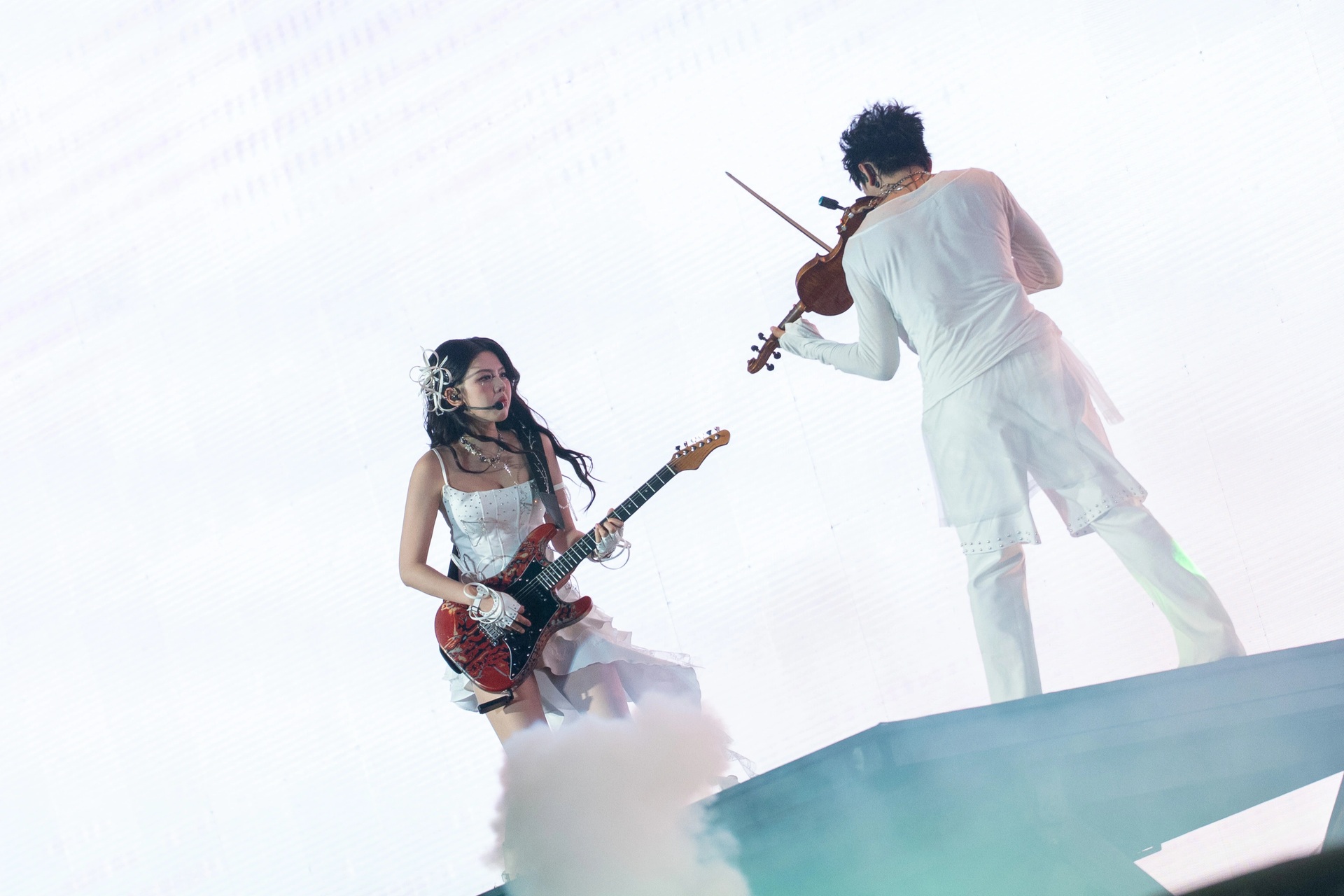 Các “anh trai say hi” khoe cơ bụng 6 múi trong đêm nhạc bùng nổ ở Hà Nội - 10