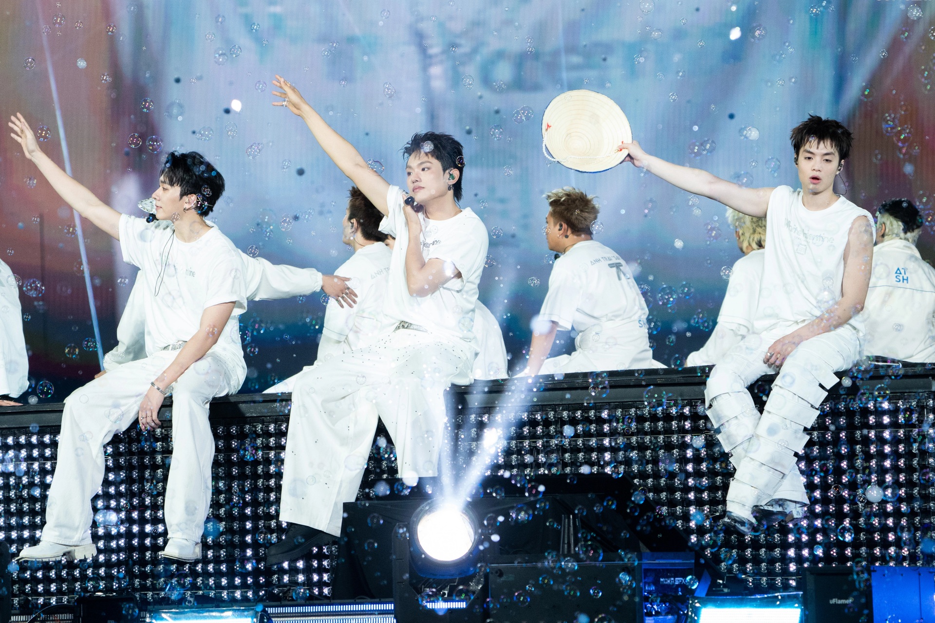 Các “anh trai say hi” khoe cơ bụng 6 múi trong đêm nhạc bùng nổ ở Hà Nội - 11