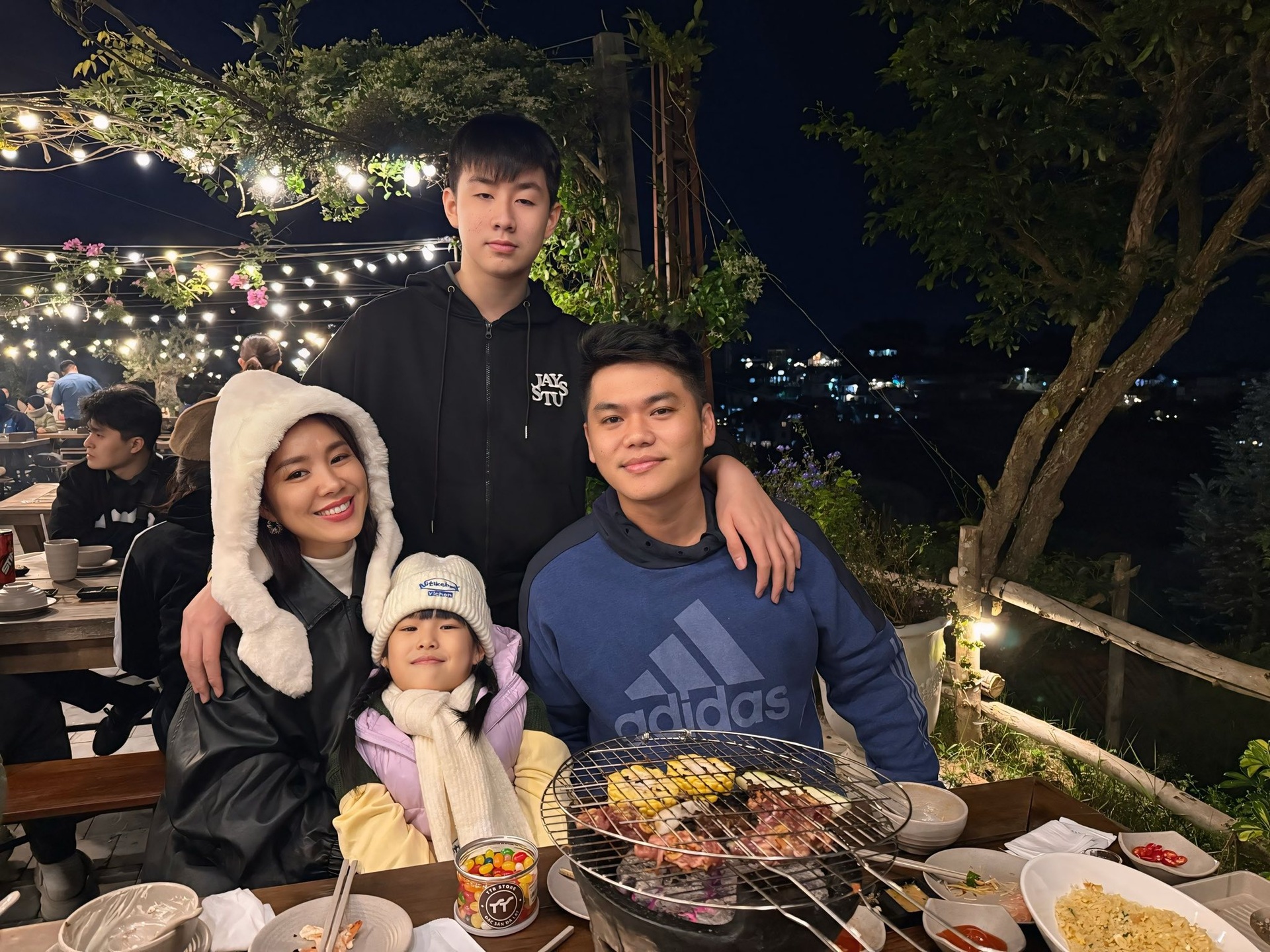 Gái quê Lê Phương tuổi 41: Lột xác táo bạo, gây sốt với cảnh nóng - 13 Gái quê Lê Phương tuổi 41: Lột xác táo bạo, gây sốt với cảnh nóng - 13