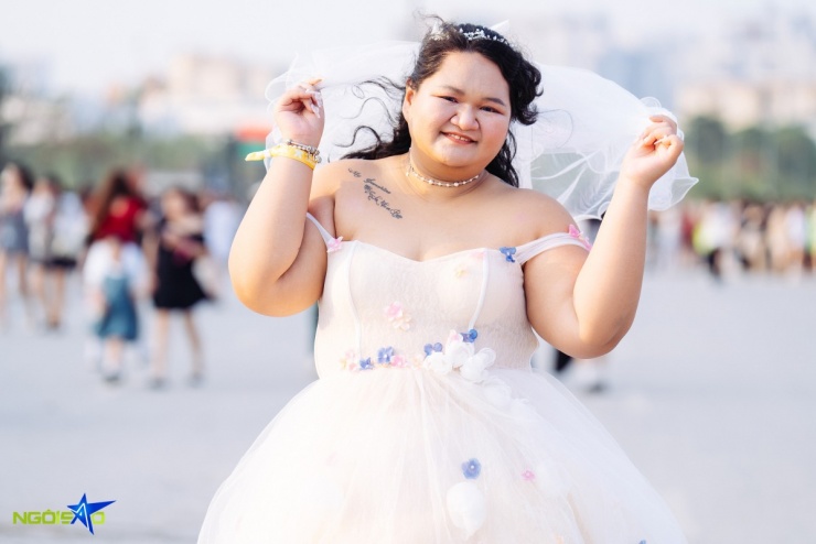 Fan nữ hóa cô dâu đi gặp các nam thần tại concert Anh trai Say hi - 2