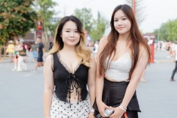 Fan nữ chuộng đồ hở đi xem concert Anh trai vượt chông gai