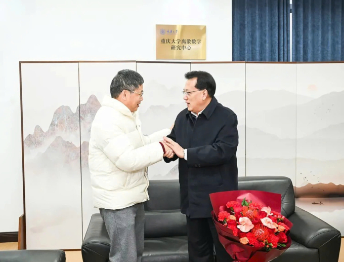 GS Wan Daqing (phải) được Bí thư Thành ủy Trùng Khánh, Yuan Jiajun, tới thăm và chúc mừng năm mới. Ảnh: SCMP