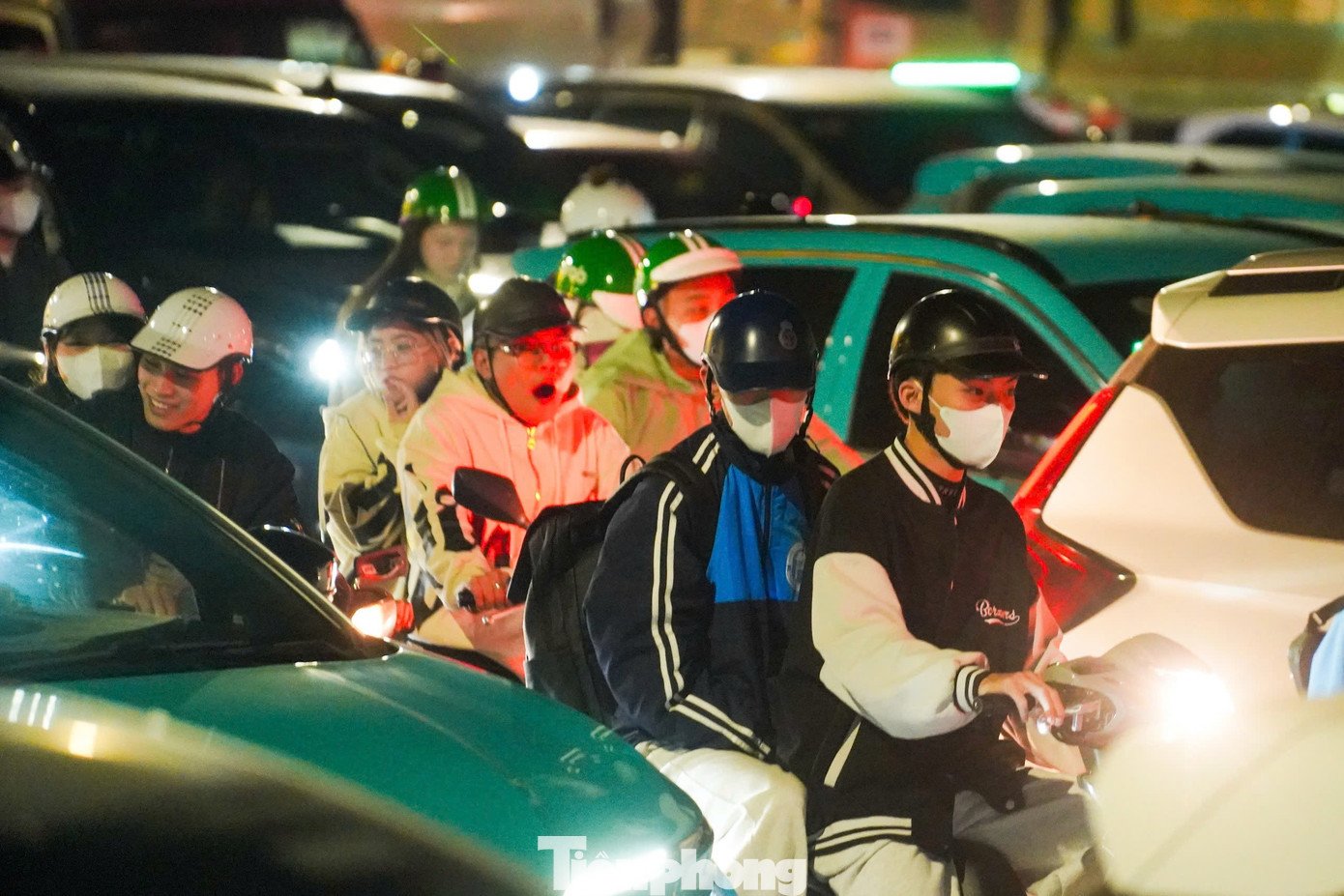 Biển người rời đi, Mỹ Đình tắc nghẽn lúc nửa đêm - 4