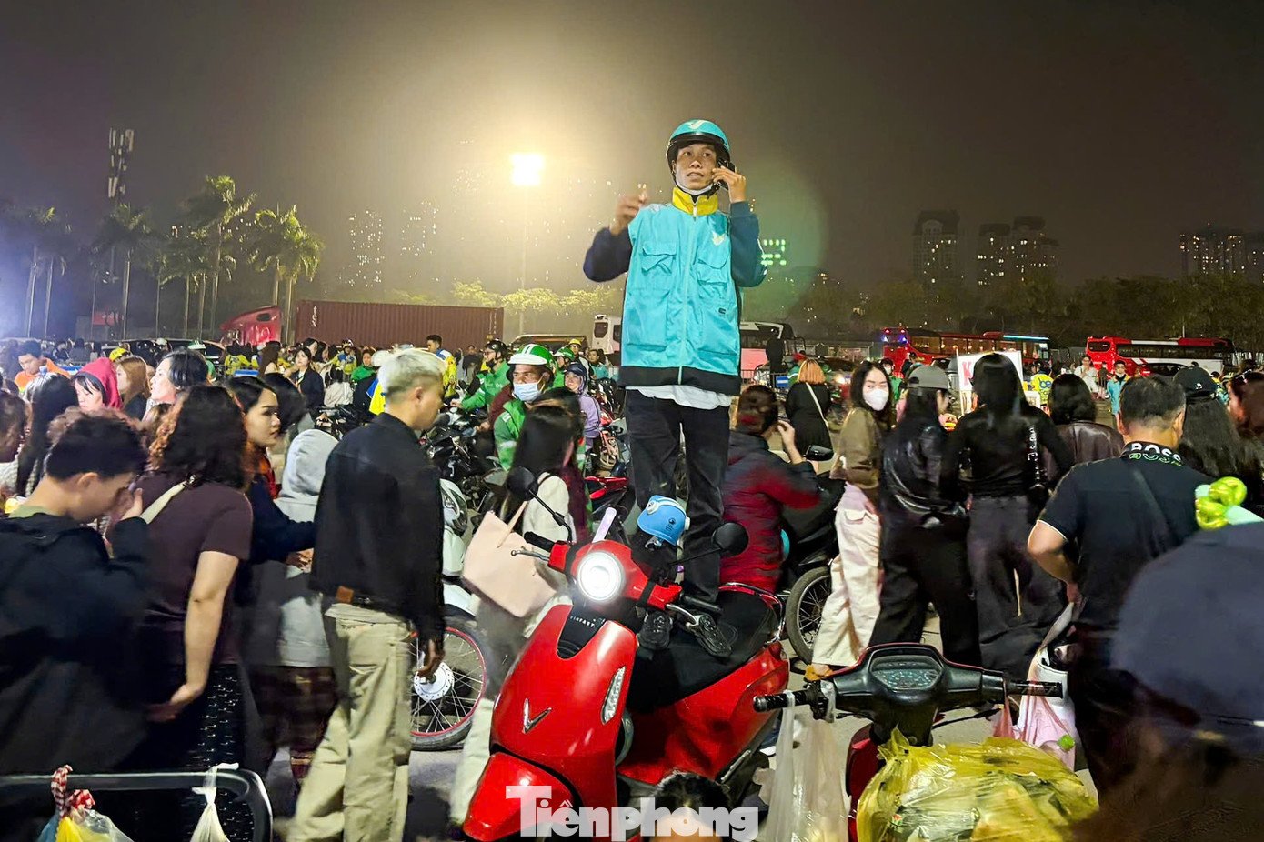 Biển người rời đi, Mỹ Đình tắc nghẽn lúc nửa đêm - 7