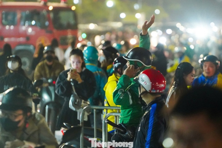 Biển người rời đi, Mỹ Đình tắc nghẽn lúc nửa đêm - 6