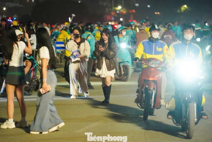 Biển người rời đi, Mỹ Đình tắc nghẽn lúc nửa đêm - 10