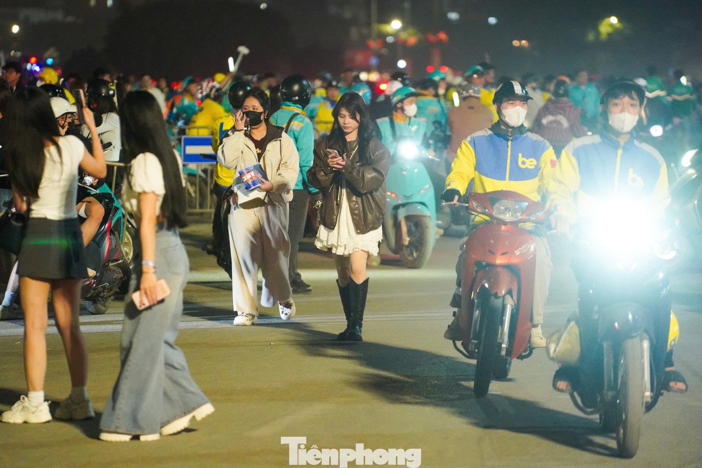 Biển người rời đi, Mỹ Đình tắc nghẽn lúc nửa đêm - 14