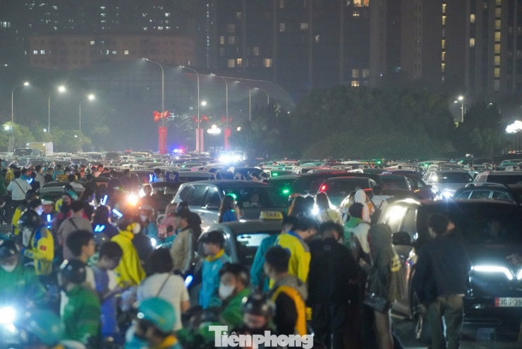 Biển người rời đi, Mỹ Đình tắc nghẽn lúc nửa đêm - 19