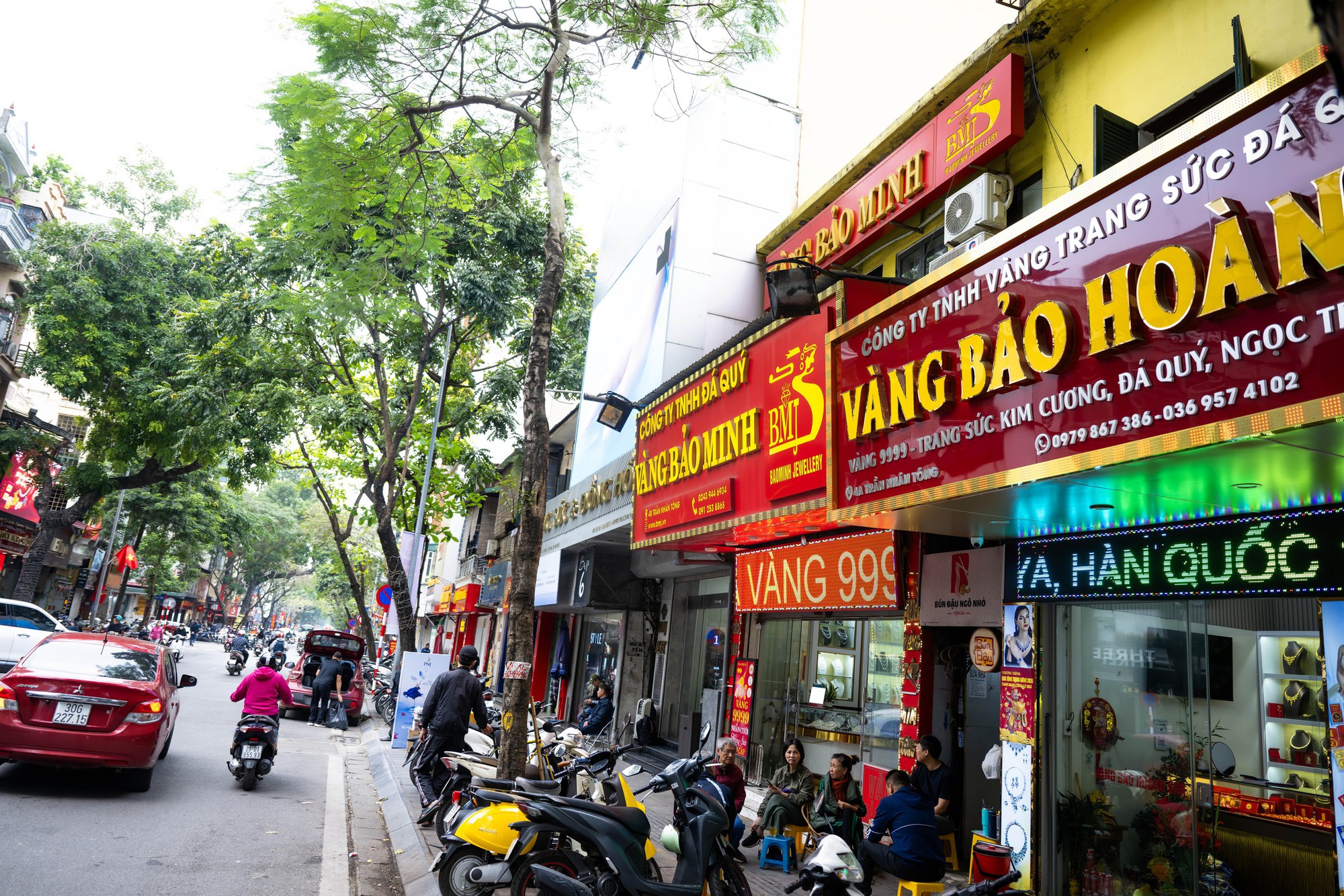 [CLIP] Con đường gần 1km ở Hà Nội có cả chục tiệm vàng: Bên xếp hàng dằng dặc - bên lại vắng tanh, vì sao?- Ảnh 4.