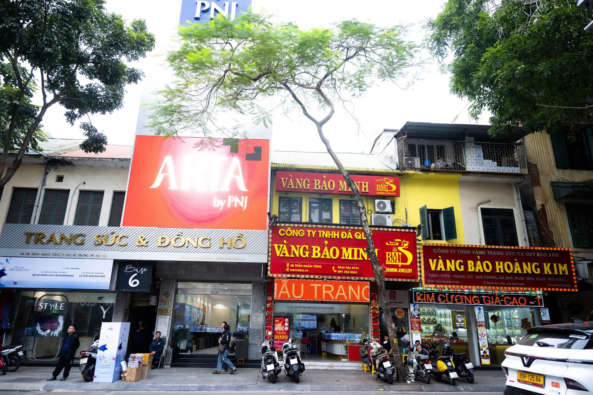 [CLIP] Con đường gần 1km ở Hà Nội có cả chục tiệm vàng: Bên xếp hàng dằng dặc - bên lại vắng tanh, vì sao?- Ảnh 5.