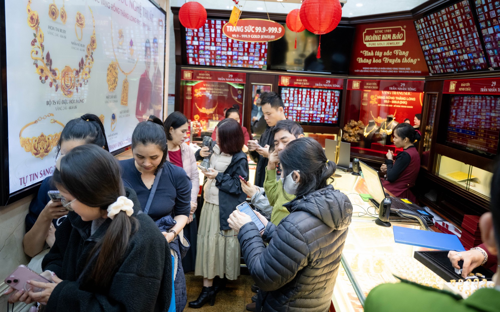 [CLIP] Con đường gần 1km ở Hà Nội có cả chục tiệm vàng: Bên xếp hàng dằng dặc - bên lại vắng tanh, vì sao?- Ảnh 8.