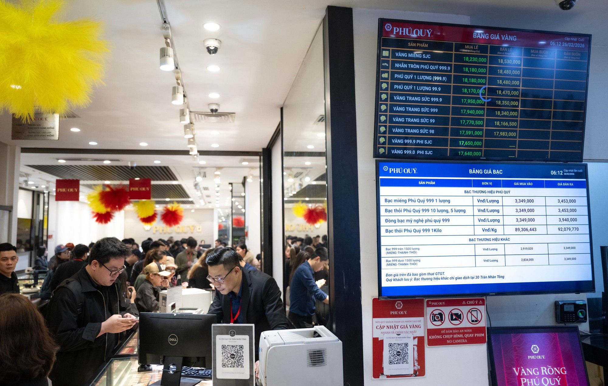 [CLIP] Con đường gần 1km ở Hà Nội có cả chục tiệm vàng: Bên xếp hàng dằng dặc - bên lại vắng tanh, vì sao?- Ảnh 9.