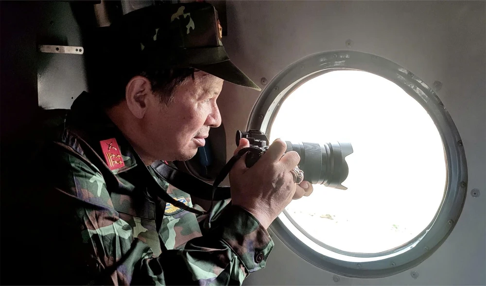 Ông Đoàn Hoài Trung, Chủ tịch Hội Nhiếp ảnh TP.HCM, trong một lần tác nghiệp. Ảnh: NVCC P13-doan hoai trung-cuoc-thi-anh-38-1205-9364.jpg