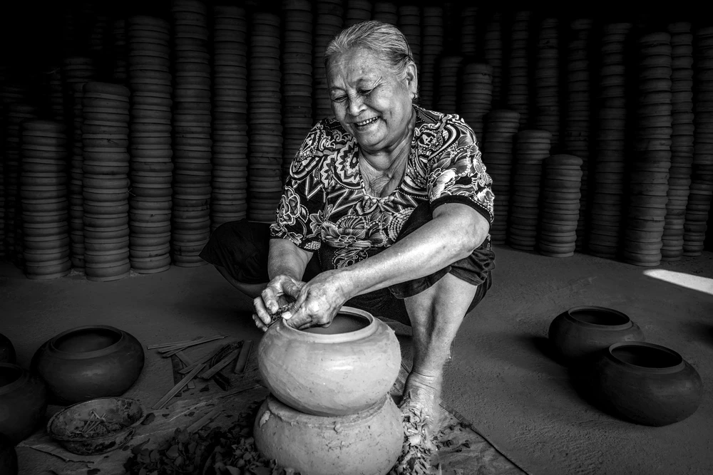 Bộ ảnh “Nồi đất Trù Sơn” được Liên đoàn Nhiếp ảnh Quốc tế xét chọn để phong tước hiệu PFIAP cho tác giả Đoàn Hoài Trung. Ảnh: NVCC p13-1603-cuoc-thi-anh-5-8072-9679.jpg