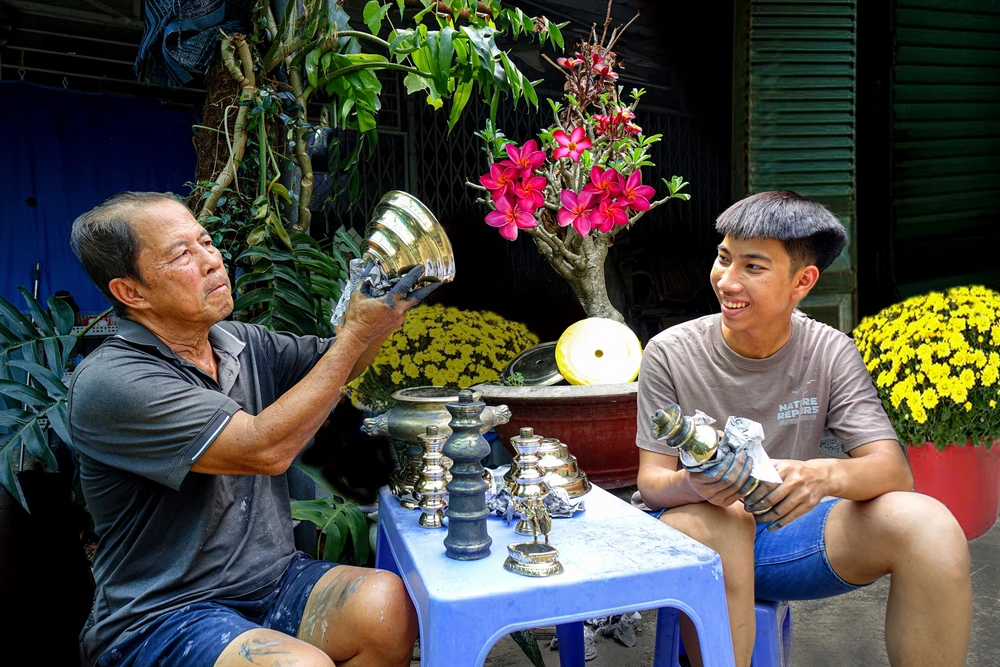Khoảnh khắc hai thế hệ cùng đánh bóng lư đồng chuẩn bị Tết gợi lên không khí ấm áp của gia đình Việt. Đôi tay lấm bụi của người lớn tuổi và nụ cười của người trẻ không chỉ là cùng nhau làm việc, mà còn là sự tiếp nối, trao truyền những giá trị truyền thống. Ảnh của tác giả BÙI VĂN VÂN gửi về dự thi p13-1603-cong-viec-ngay-giap-tet-bui-van-van-3955-4854.jpg