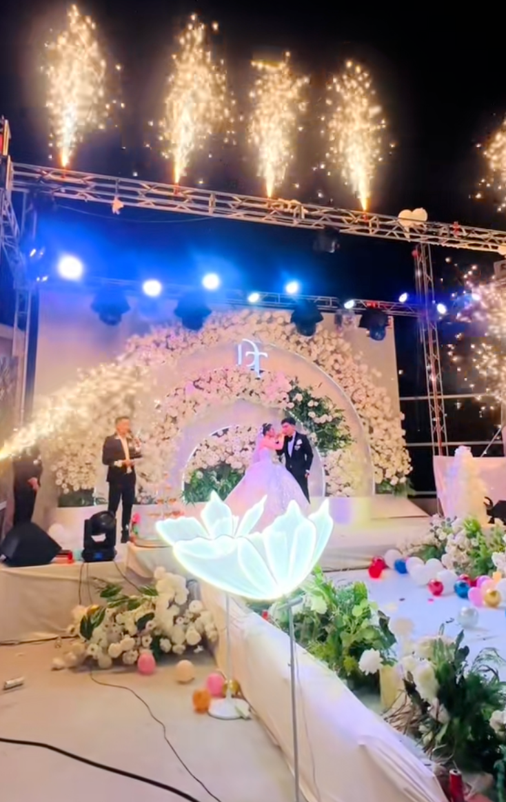 1773716967 534 Rap cuoi la dinh thu hon 100 ty hoa tuoi