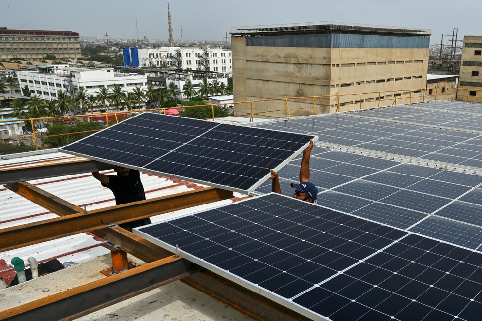 Cú sốc điện châu Á bùng nổ, có nơi làm việc 4 ngày/tuần để giữ điện  - 4