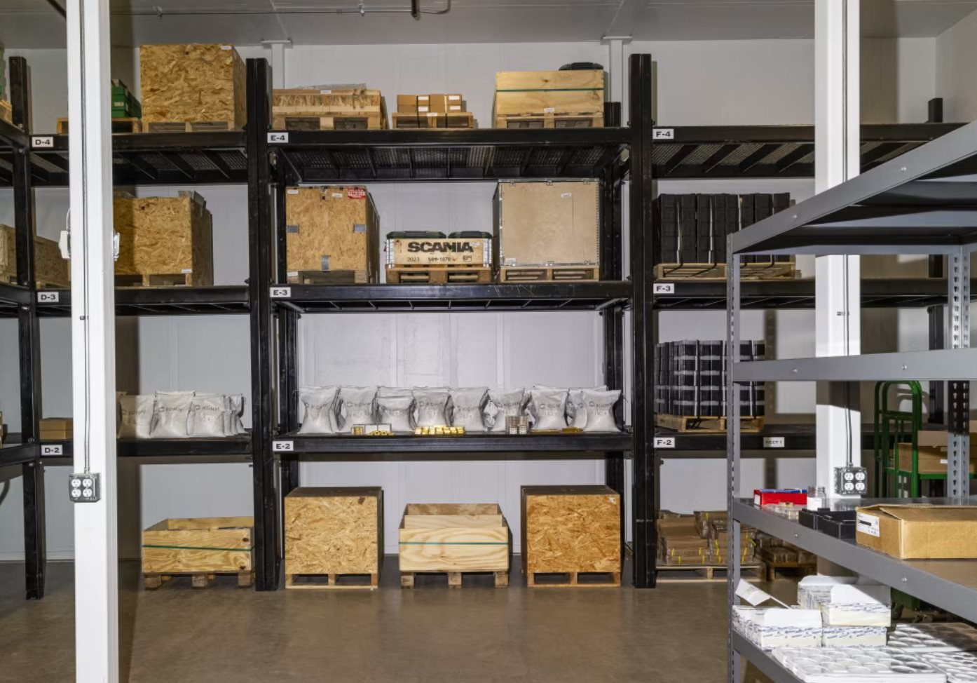 70 thỏi vàng trị giá 12 triệu USD được cất giấu bên trong một tòa nhà thấp tầng: Hé lộ bí mật kho báu khổng lồ và lời cảnh báo đáng lo ngại cho nền kinh tế- Ảnh 3.