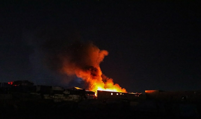 Hỏa hoạn tại Khu công nghiệp dầu khí Fujairah (FOIZ), UAE ngày 17/3. Ảnh: Anadolu Agency