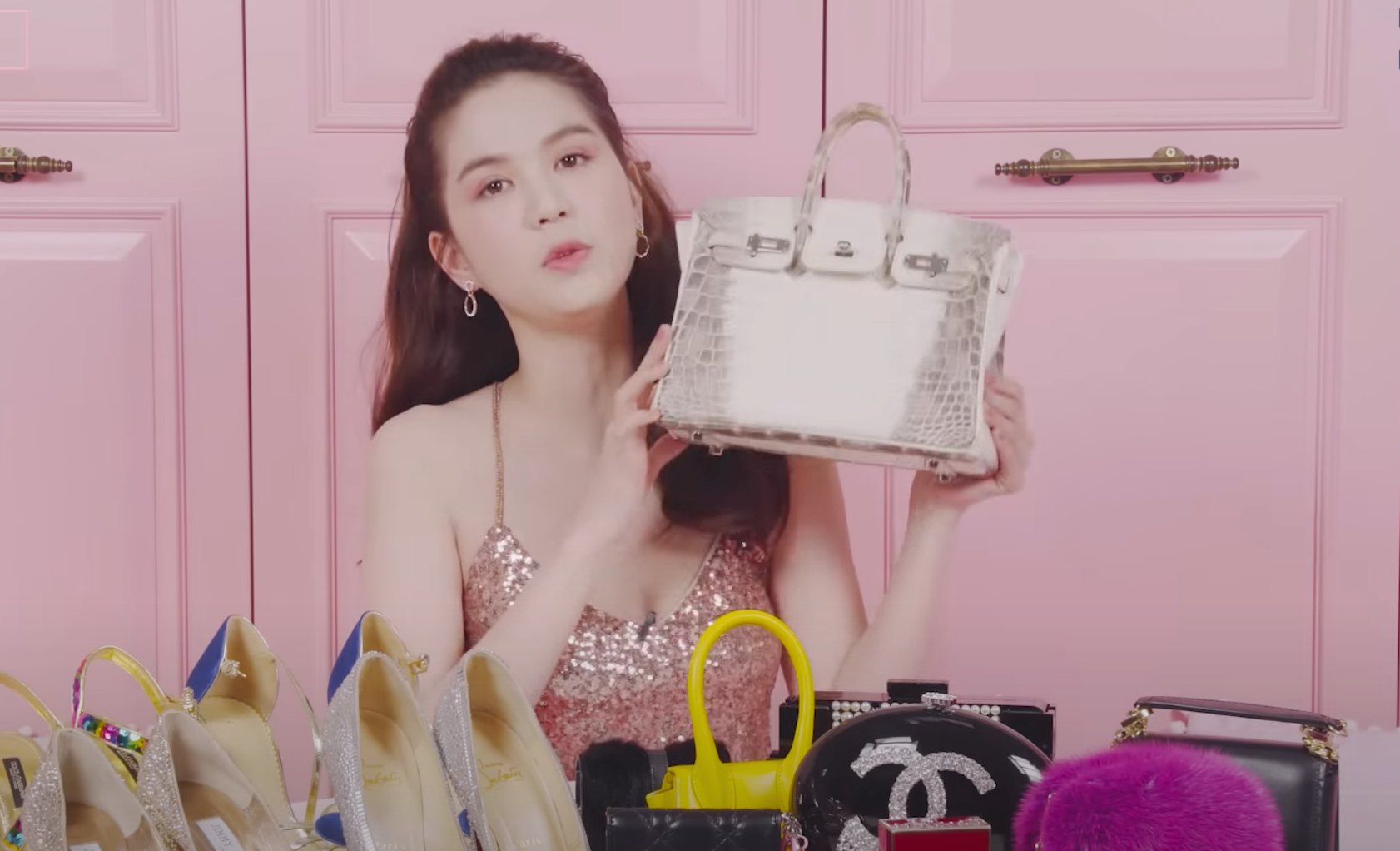 Bức ảnh chụp từ năm 2017 khiến Ngọc Trinh vướng vào rắc rối lớn, đến nay vẫn là chủ đề gây tranh luận- Ảnh 4.