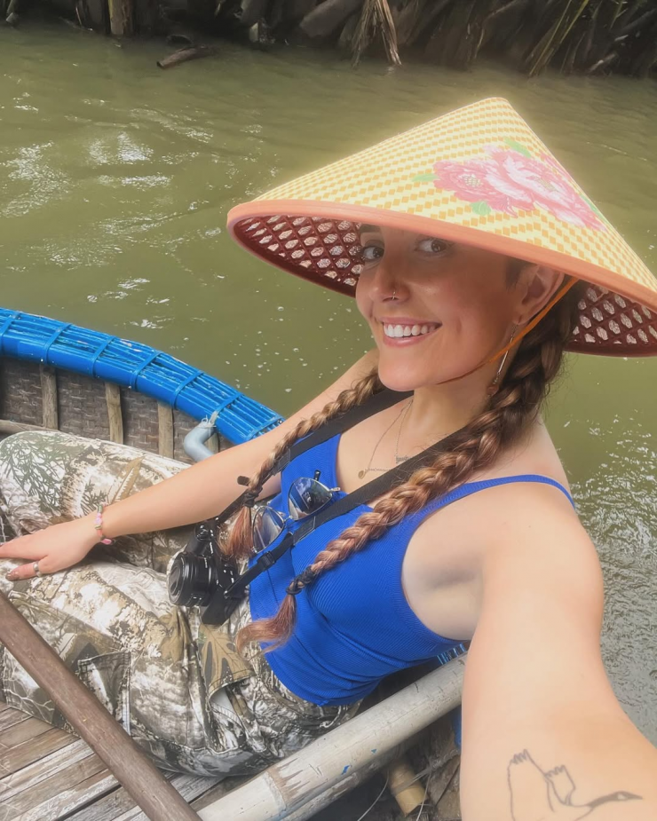 3 tuần đi khắp Việt Nam, nữ du khách Mỹ nuối tiếc vì 4 sai lầm 3 Nữ du khách không kịp thích nghi với sự thay đổi thời tiết của các vùng miền tại Việt Nam