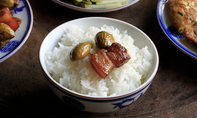 Bác sĩ chỉ ra 5 cạm bẫy ăn uống khiến gan nhiễm mỡ 1 Cơm trắng, mì sợi, bánh mì trắng, bánh ngọt... do thiếu chất xơ nên khiến đường huyết và insulin tăng vọt. Ảnh minh họa: Bùi Thủy