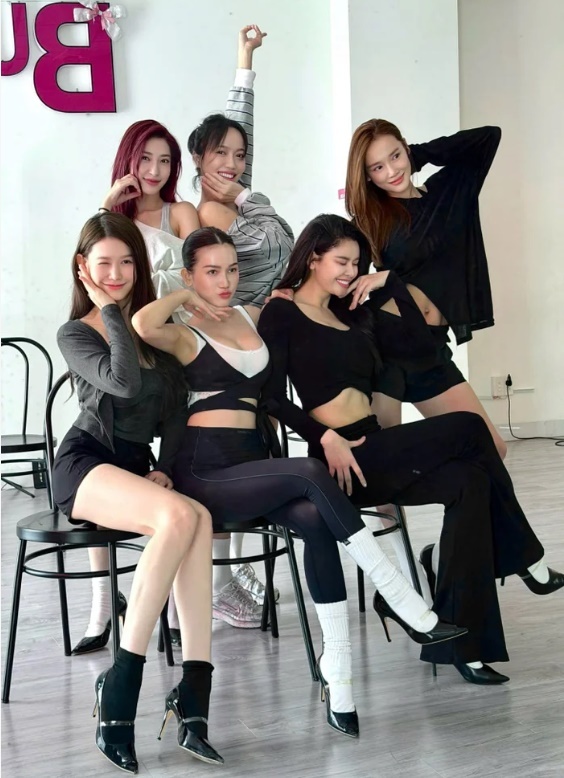 Mới sinh con 2 tháng, Nhã Phương đã tự tin "đọ sắc" dàn mỹ nhân Vbiz 2 Mới sinh con 2 tháng, Nhã Phương đã tự tin đọ sắc dàn mỹ nhân Vbiz