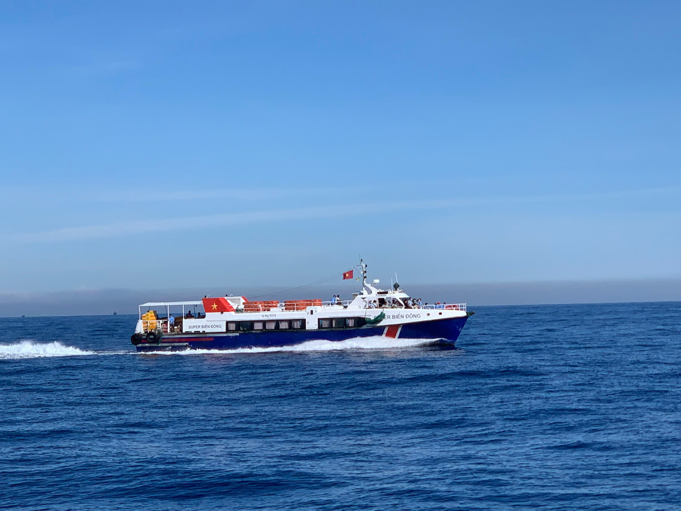 Vé tàu siêu tốc ra Lý Sơn tăng giá, lo du lịch ảnh hưởng- Ảnh 2.