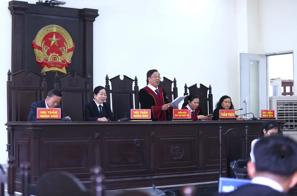 HĐXX đã tuyên án bị cáo Nguyễn Thành Thơ 16 năm tù về tội tham ô tài sản. Ảnh: HUỲNH DU trưởng phòng 1.JPG