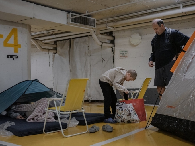 Jeffrey Lubotta cùng con trai dựng lều tại bãi đậu xe ngầm Dizengoff. Ảnh: WSJ