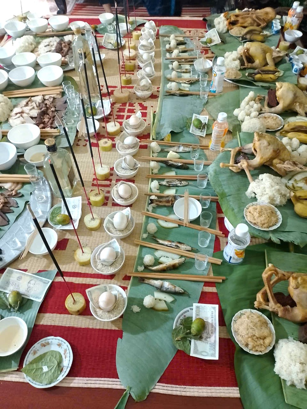 Mâm cỗ cúng bày không còn một chỗ trống của người Mường gây tò mò - 2