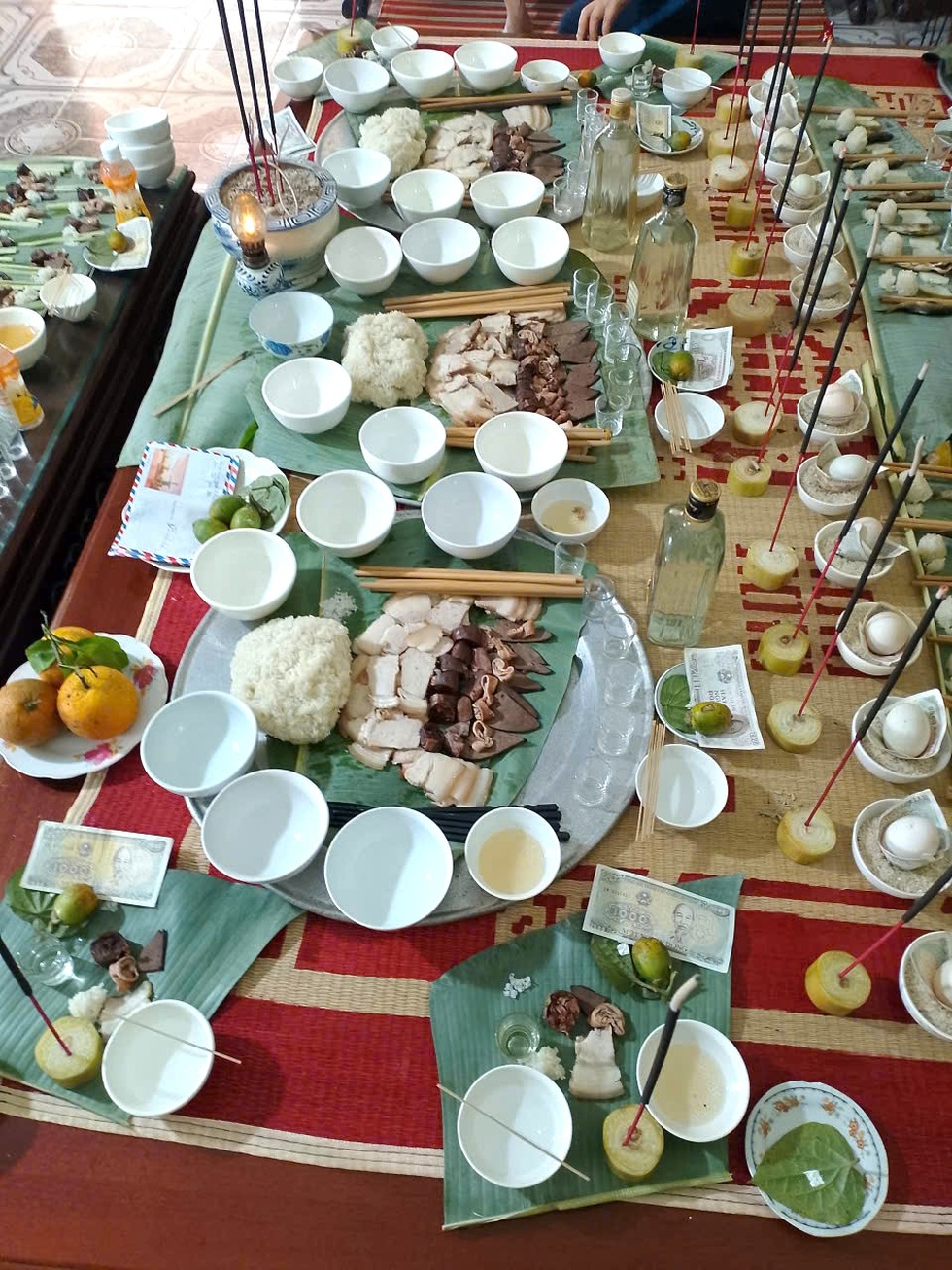 Mâm cỗ cúng bày không còn một chỗ trống của người Mường gây tò mò - 3