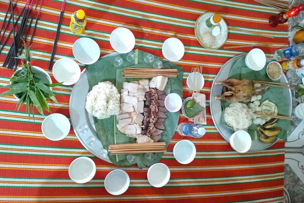 Mâm cỗ cúng bày không còn một chỗ trống của người Mường gây tò mò - 5