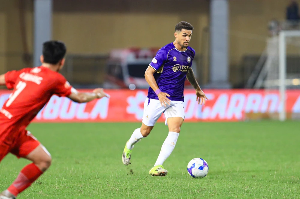 Đỗ Hoàng Hên vừa nhập tịch đã xuất hiện trên tuyển. Ảnh: VPF. nong-hlv-kim-sang-sik-choi-lon-goi-loat-cau-thu-nhap-tich-dai-chien-malaysia (1).jpg