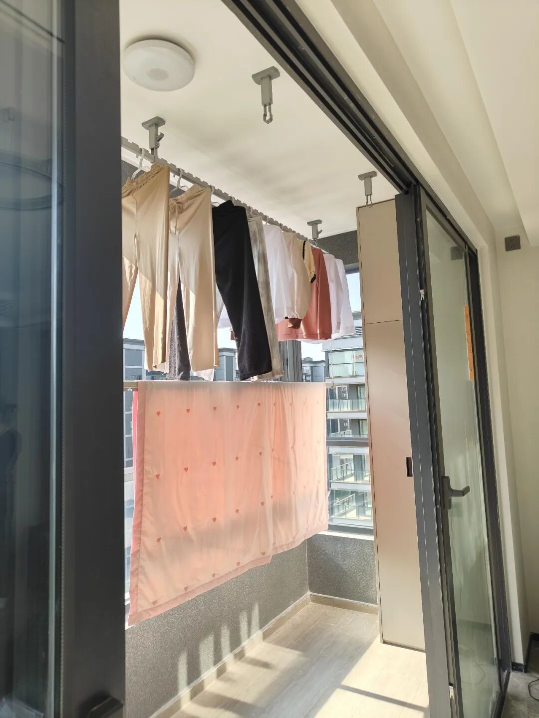 Một ngôi nhà có thể sạch đến mức nào? Nhìn căn nhà của người phụ nữ 50 tuổi, tôi hiểu: Sạch thật sự là nhờ 10 thói quen này- Ảnh 10.