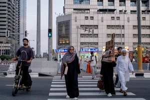 Lao động nước ngoài sang vùng Vịnh kiếm sống cố gắng bám trụ giữa hiểm nguy chiến sự