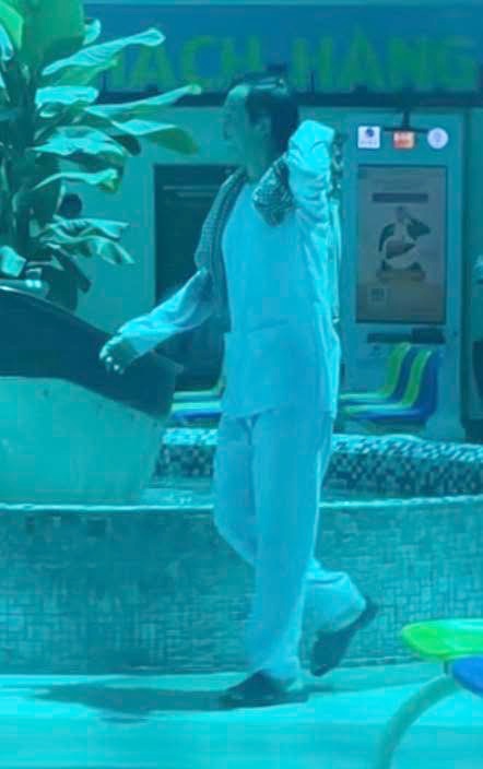 Xôn xao hình ảnh nghệ sĩ Hoài Linh một mình xuất hiện ở bệnh viện- Ảnh 2.