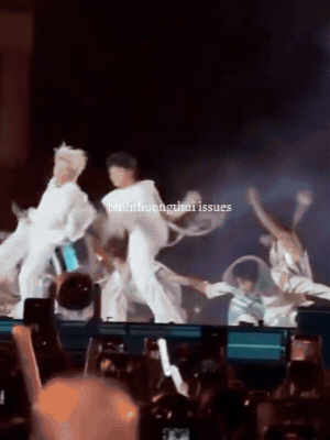 Anh trai diễn 1 đêm concert mà gặp sự cố 3 lần, khoảnh khắc té ngã ai nhìn cũng hoảng- Ảnh 2.