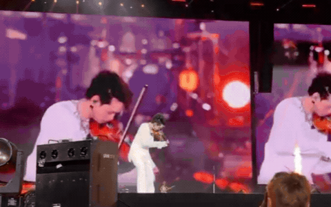 Anh trai diễn 1 đêm concert mà gặp sự cố 3 lần, khoảnh khắc té ngã ai nhìn cũng hoảng- Ảnh 3.