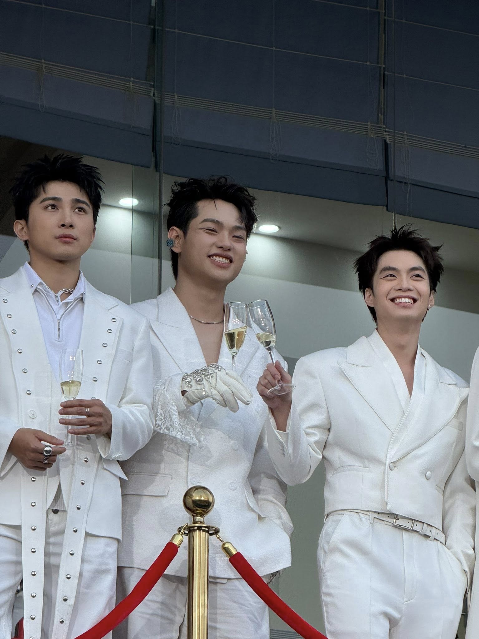 Anh trai diễn 1 đêm concert mà gặp sự cố 3 lần, khoảnh khắc té ngã ai nhìn cũng hoảng- Ảnh 5.