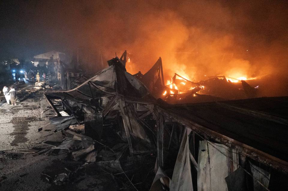 Hiện trường hoang tàn sau trận không kích vào bệnh viện tại thủ đô của Afghanistan khiến 400 người thiệt mạng, tiếng gào thét tuyệt vọng dưới đống đổ nát- Ảnh 2.