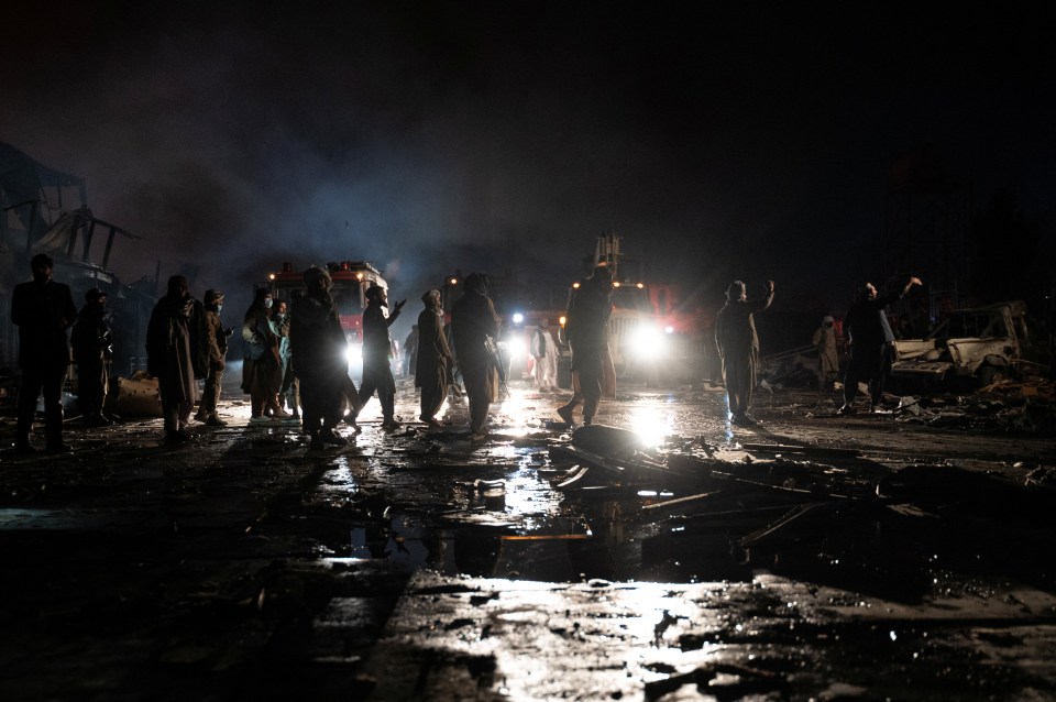 Hiện trường hoang tàn sau trận không kích vào bệnh viện tại thủ đô của Afghanistan khiến 400 người thiệt mạng, tiếng gào thét tuyệt vọng dưới đống đổ nát- Ảnh 3.