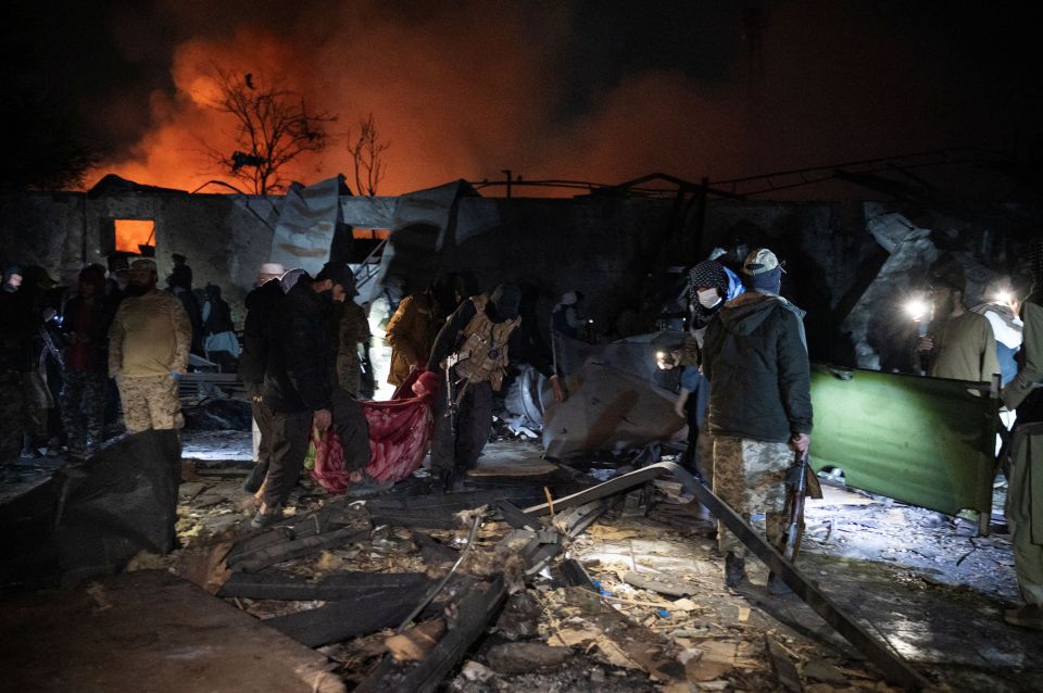 Hiện trường hoang tàn sau trận không kích vào bệnh viện tại thủ đô của Afghanistan khiến 400 người thiệt mạng, tiếng gào thét tuyệt vọng dưới đống đổ nát- Ảnh 4.