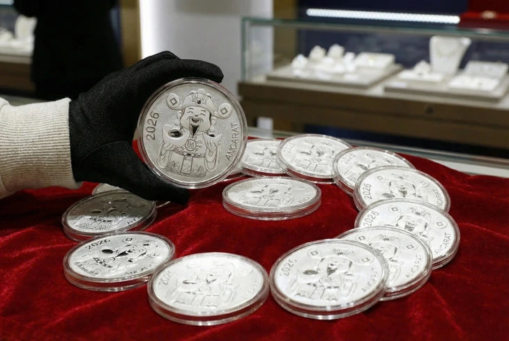 Giá vàng trong nước 'lạc nhịp' với thế giới - Ảnh 2.